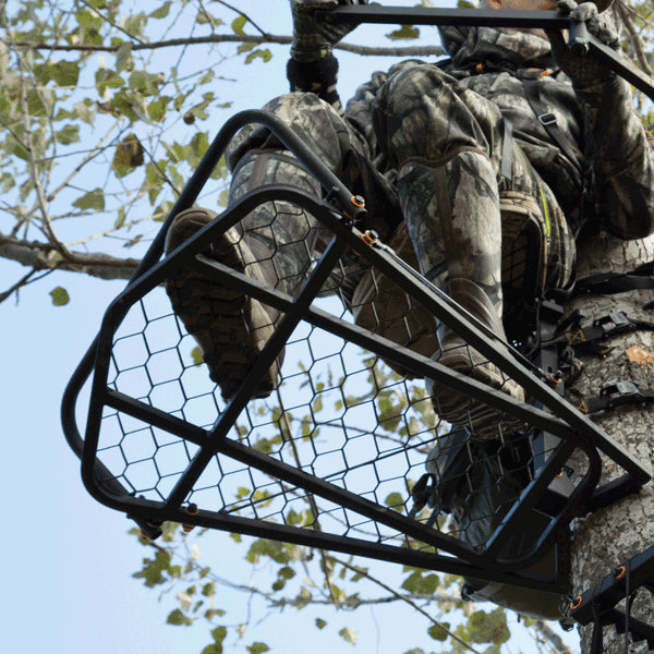 MUDDY "THE OUTFITTER" TREE STAND IN MOSSY OAK