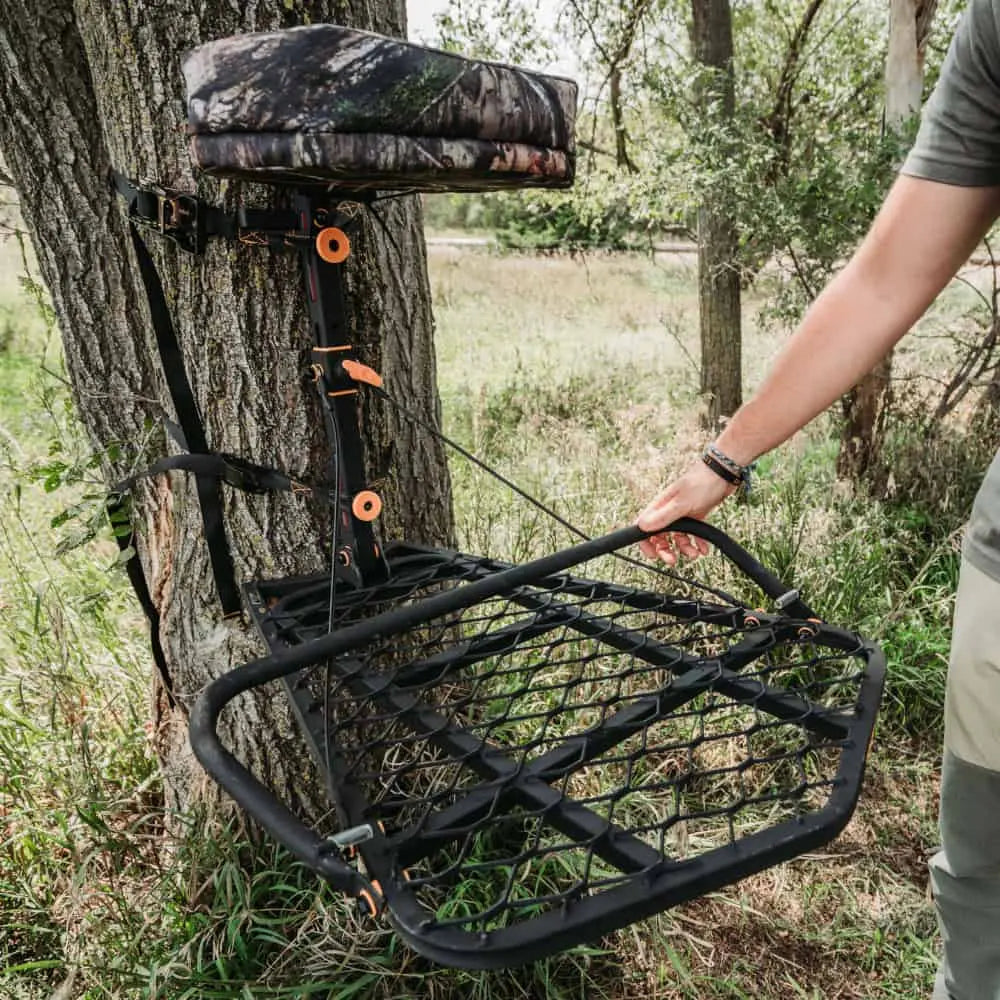 MUDDY "THE OUTFITTER" TREE STAND IN MOSSY OAK